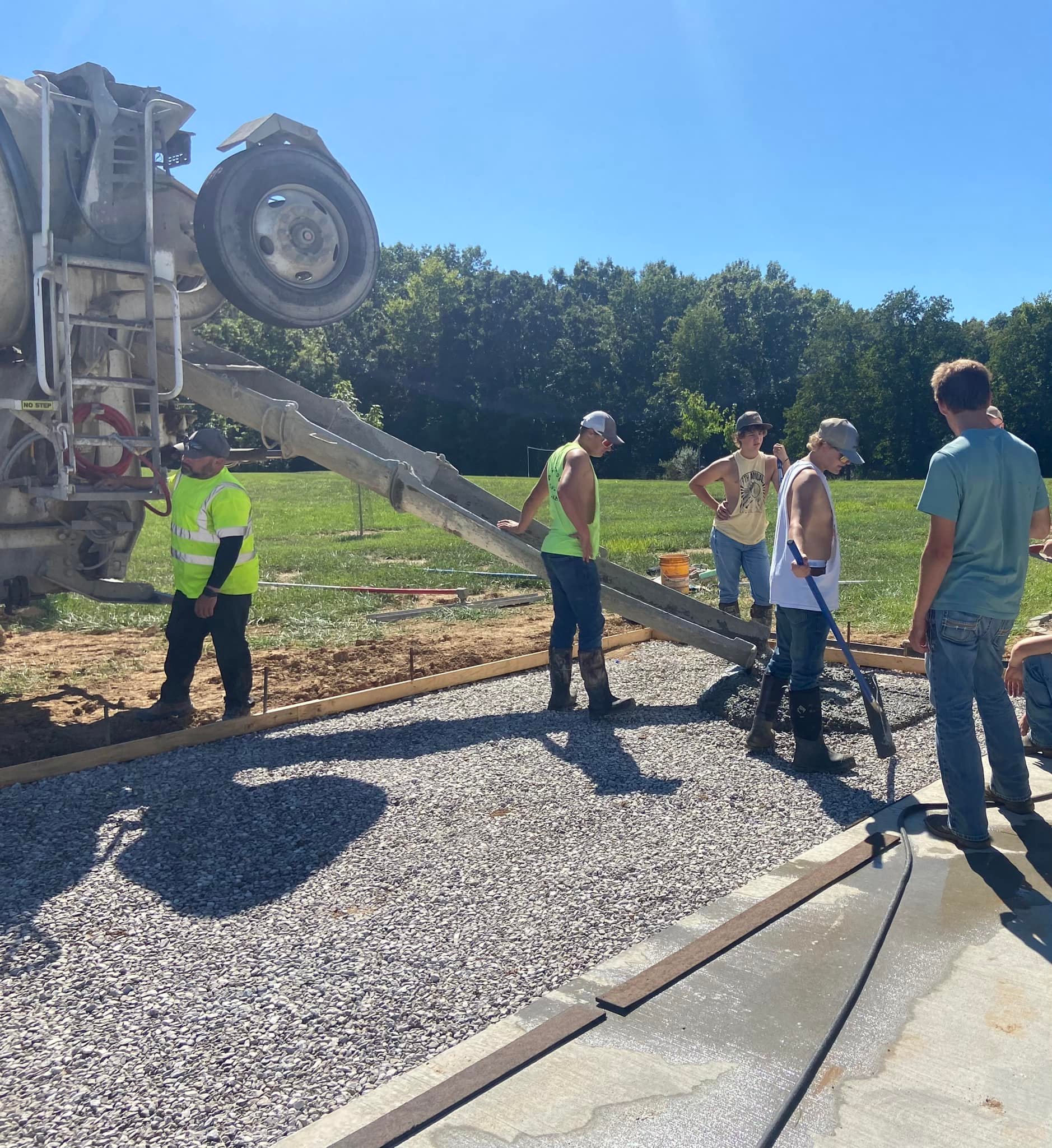 Contractor smoothing fresh concrete on a driveway in Saint Louis.